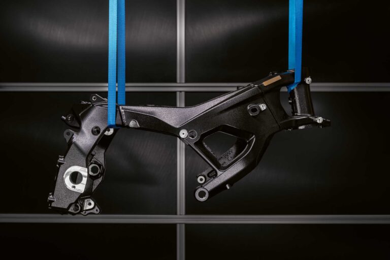 صورة مرفقة بخبر: BMW M 1000 RR يقدّم إطار M Motorsport الجيل الثالث للقيادة بدقة عالية